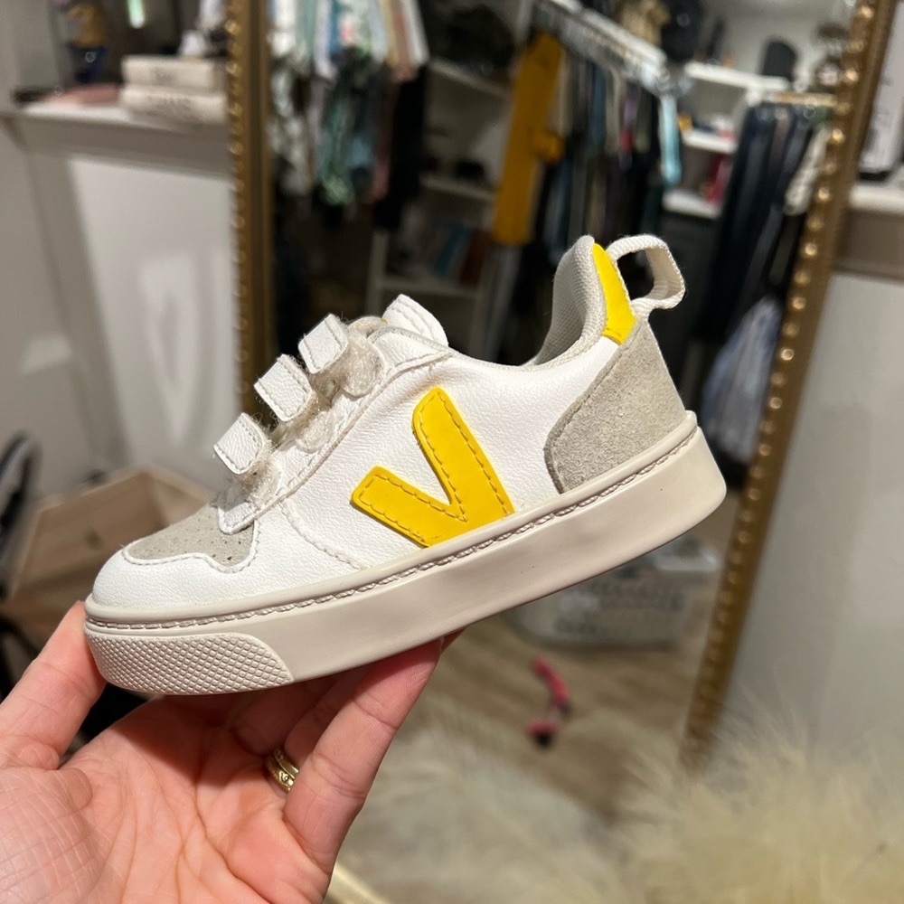 VEJA toddler boy velcro shoes size 7 (euro size 23)